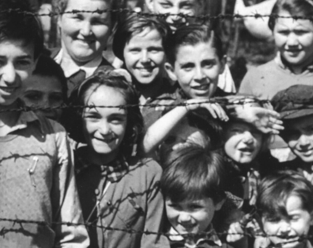 Nederlandse kinderen met Luba. Bergen-Belsen, 15 april 1945. Dutch Children with Luba. Bergen-Belsen. April 15, 1945.