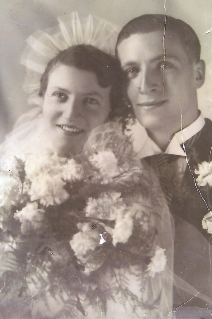 Trouwfoto van Siegs ouders. 16 januari 1936. Wedding photo of Sieg’s parents. January 16, 1936.