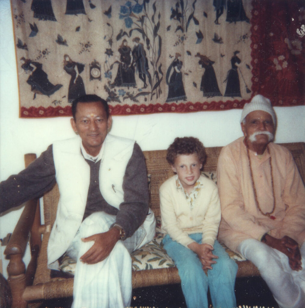 Simon met bezoekers van de Babaji Ashram in Haidakan, India.